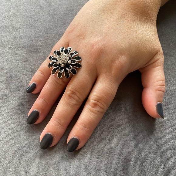 Black Floral Vintage-Inspired Ring - Picture 2 of 7